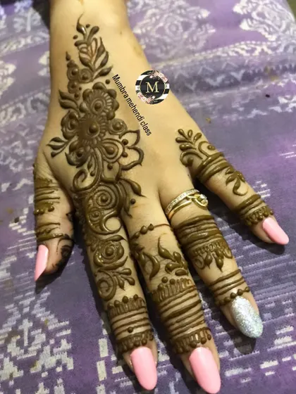 A simple design with a floral motif and detailed finger bands.