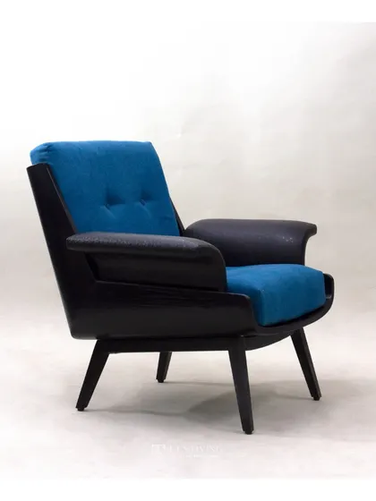 This lounge armchair combines a black wooden frame with vibrant blue upholstery. The dual-fabric armrests add a unique textural detail, making it a comfortable and stylish piece for an office or lounge.