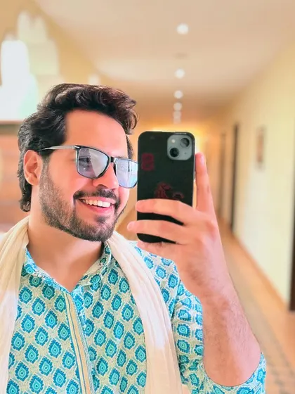 A quick selfie in a printed blue and green kurta. Just feeling good and ready to go. Sometimes the simplest looks have the best vibe.