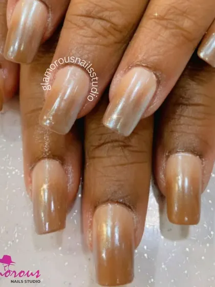 This set showcases a stunning pearlescent, coffee-toned ombré. The color shifts from a light, shimmery nude to a deeper mocha shade, creating a look that is both sophisticated and unique.