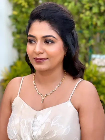 Dr. Gritha looking stunning for her baby shower in a modern dress. We opted for a 'no-lashes' makeup look that is fresh, elegant, and comfortable.
