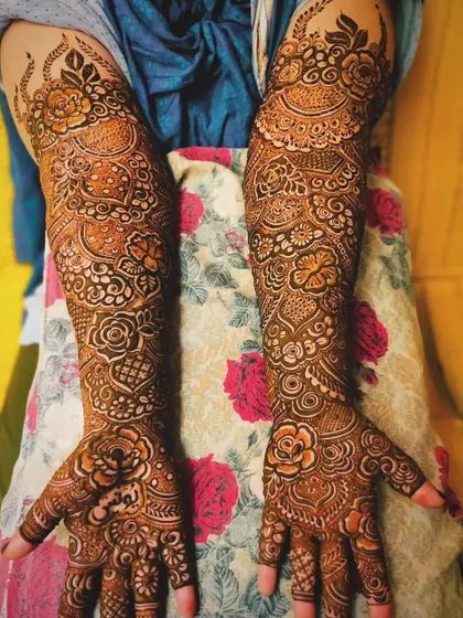 A full view of a stunning bridal design, with the groom's name, Tauheed, nestled in the palm.