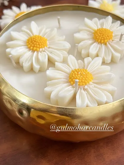 Another angle of the unlit daisy urli, highlighting the three beautifully crafted wax daisies.