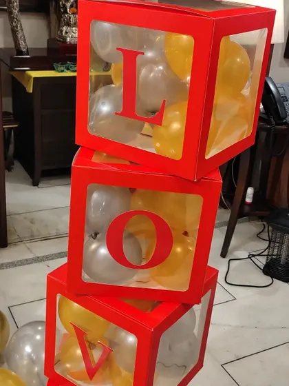These large, transparent blocks can be filled with balloons and used to spell out words like "LOVE" or "BABY," adding a modern and personal touch to any setup.