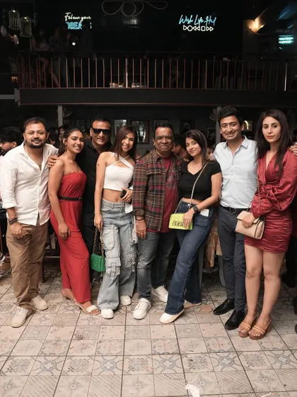 Another great group photo with friends and fans.