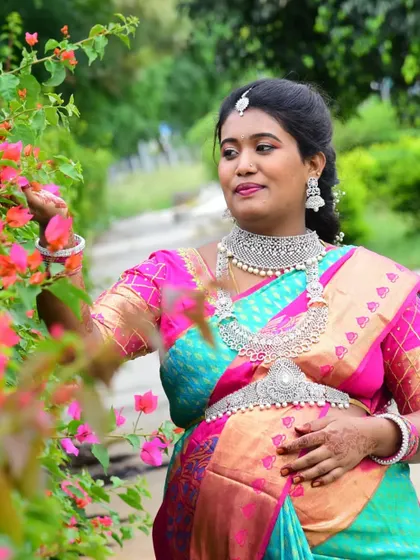 A beautiful portrait of the mom-to-be. The CZ jewellery perfectly complements her colourful saree and her radiant glow.