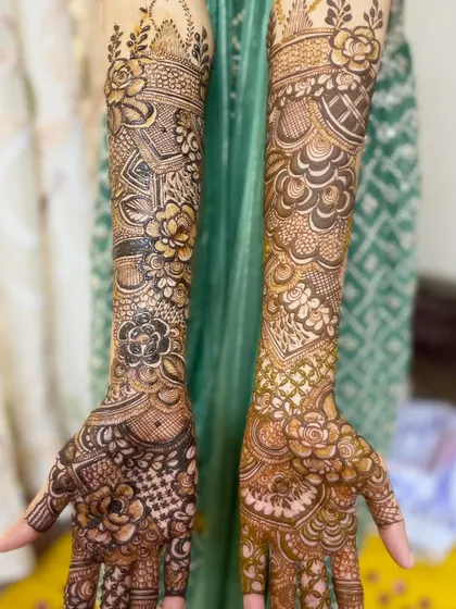 Another view of the elbow-length bridal henna, highlighting the beautiful patterns and clean lines.