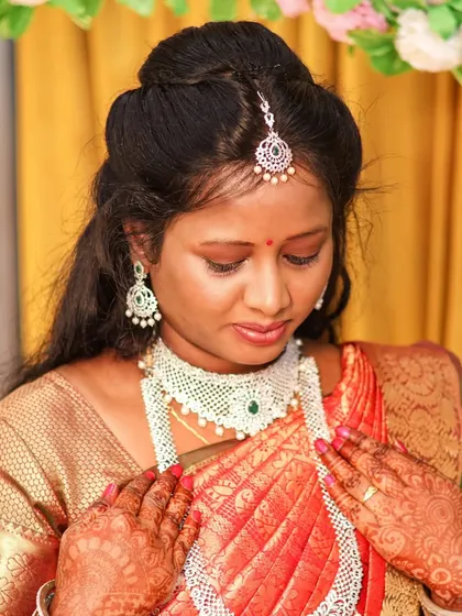 A lovely bridal portrait focusing on her stunning diamond necklace and matching earrings. I make sure to capture the intricate details of the jewellery that completes the bridal look.