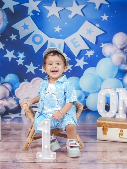 A first birthday is a huge milestone, and I love capturing the pure happiness of the moment. This 'Twinkle Twinkle Little Star' theme is one of my most popular setups for celebrating the big ONE.