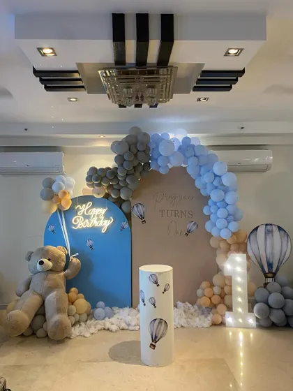 A final look at the charming and popular hot air balloon theme, a perfect choice for a memorable first birthday.