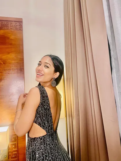 A happy smile to go with the glamorous look. Feeling good and confident is the key to delivering a great performance.