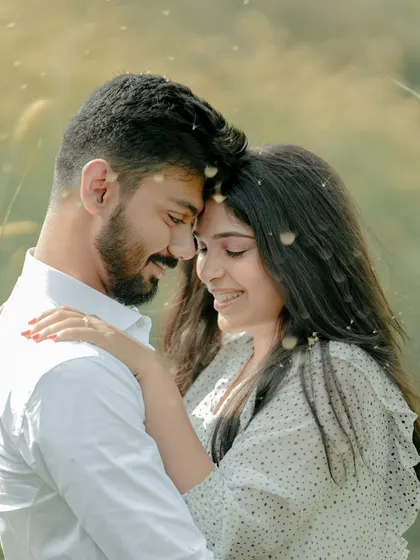 This romantic shot from a pre-wedding shoot showcases the beauty of a minimalistic "no-makeup" makeup look. It’s designed to be timeless and let the couple's happiness shine through.