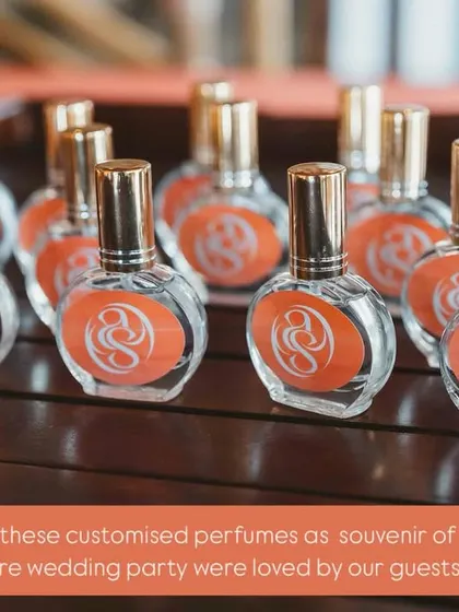 As a thoughtful souvenir, we provided guests with these customized perfumes at a pre-wedding party. It's a small touch that leaves a lasting impression.