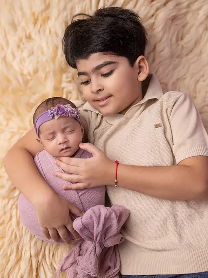 A big brother's gentle hold. I make sure to include older siblings in the photoshoot, capturing the start of their special relationship in a safe and comfortable way.