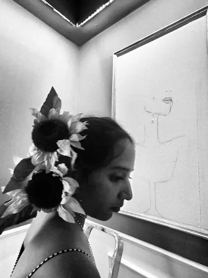 A quiet moment of reflection as my character 'Sunflower' during the mystery event. The art in the background, a simple line drawing, was another clue, proving that even minimalist art can play a big role in storytelling.
