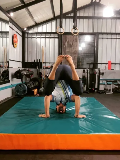 A sequence showing various headstand poses I practice to build balance and core control. We start with the basics and progress to complex variations like straddles and tucks.