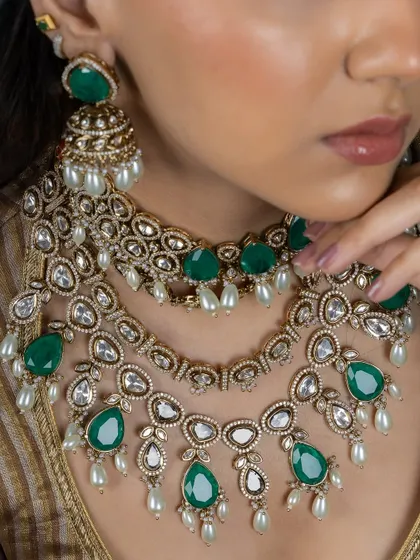 A close-up of our layered emerald and pearl Kundan bridal set. The contrast of the green stones with the soft pearls creates a look of sophisticated grace.