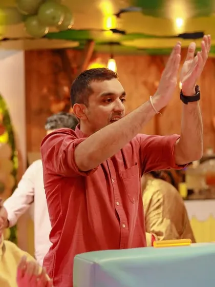 A father claps along, fully engaged in the party's fun. We believe that when the parents are happy, the party is a true success.