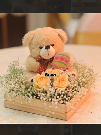 This teddy bear centerpiece is a simple yet elegant decoration for any baby shower, combining a soft toy with fresh flowers.
