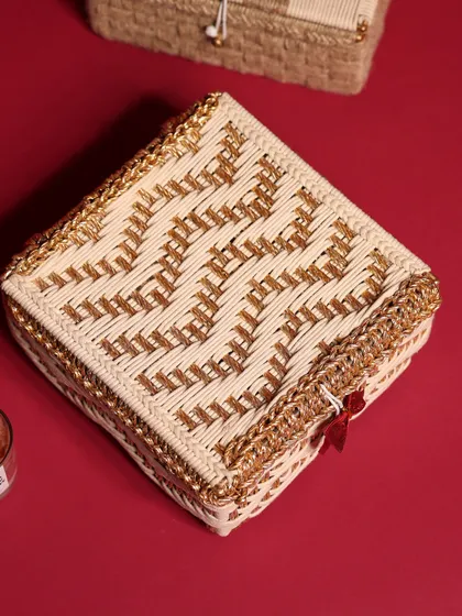 The elegant lid of the Christmas luxury basket for her, showcasing the intricate weaving and design.