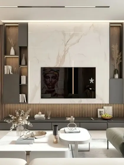 This living room design blends textures for a sophisticated feel, combining vertical wood slats with a large marble-finish panel. The asymmetrical shelving and low console offer a balanced composition that is both stylish and functional.
