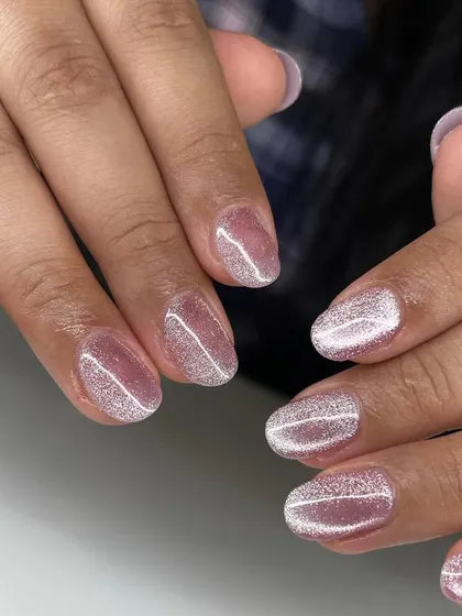 A beautiful and subtle cat eye effect on short, rounded nails. The soft pink polish has a silvery magnetic shimmer for a touch of elegance.