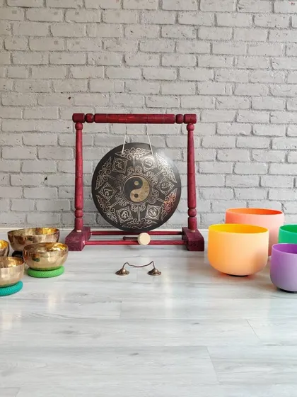 The vibrant colors of these crystal bowls correspond to the seven chakras. This set, paired with traditional Tibetan bowls and a gong, offers a complete toolkit for energy balancing and sound therapy.