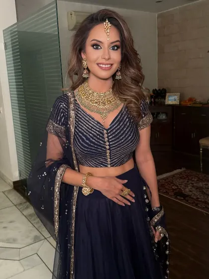 Bold eyes, soft waves, and a navy dream. A glam moment with a touch of drama for the gorgeous Anushka, perfect for a sangeet or cocktail night.