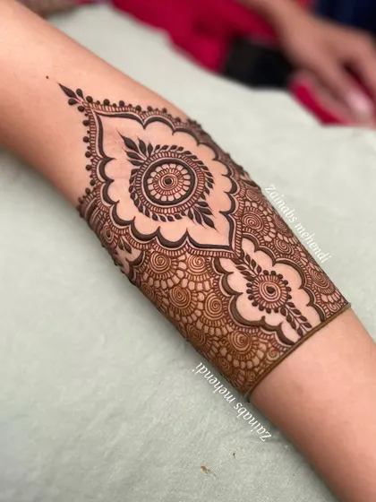 A beautiful armband design for Arsha, featuring a central mandala with delicate detailing.
