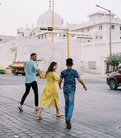 A family walking through the streets of Bangalore, creating memories before they relocate. A beautiful and sentimental session.