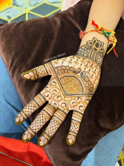 A simple yet beautiful design featuring a peacock and lotus motif. This style is perfect for guests at a wedding or for a festival.