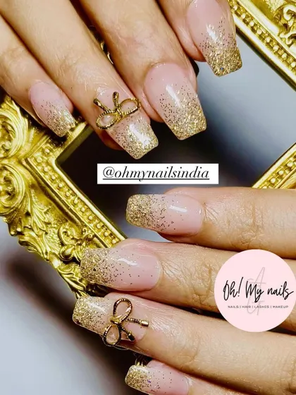 Sparkles for the wedding season. This glamorous set features a gold glitter ombre on a neutral base, accented with 3D gold bow charms for a festive and celebratory feel.