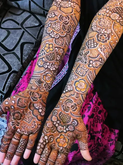 A stunning bridal design with a mix of light and dark shading, giving the flowers a realistic look.