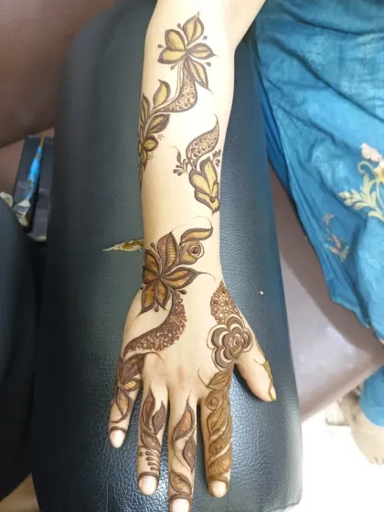Another angle of the full-arm Dubai-style design.