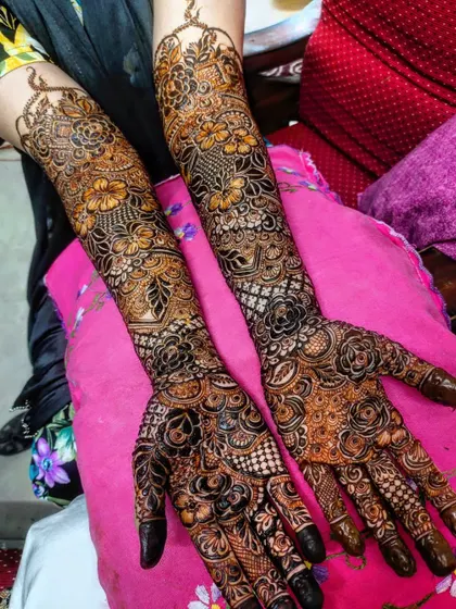 Another shot of this intricate bridal henna, showing the detail on the palms.