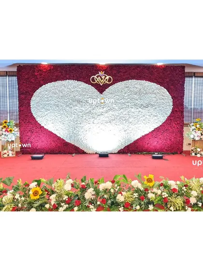 A wide shot of the stunning floral heart stage.