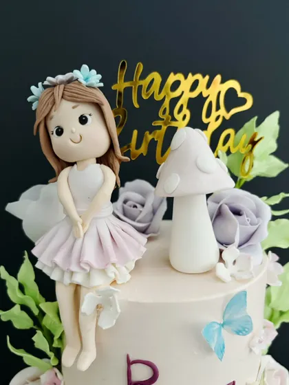 A fairytale dream turned into cake for little Raya’s special day. I handcrafted this sweet fairy topper, complete with a floral crown and delicate wings, to sit atop her whimsical garden cake.