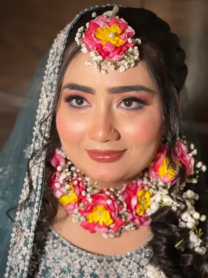 This bride chose a beautiful set of pink and yellow floral jewellery for her pre-wedding function. The makeup is soft and glowing.