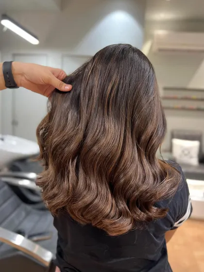 A classic brunette brown balayage. This technique adds dimension and movement to the hair, creating a timeless and elegant look.