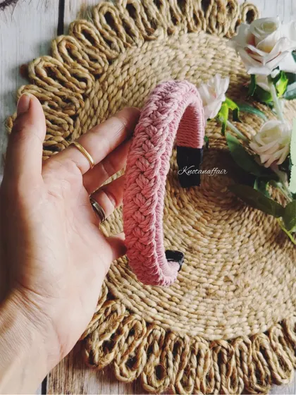 This pink braided macrame hairband is perfect for elevating any look. It's a great gift for friends, kids, or bridesmaids.