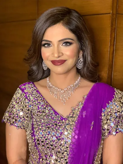 A bold and glamorous sangeet look. The deep berry lip and shimmering eyes were perfect for a night of dancing, designed to pop under the stage lights.