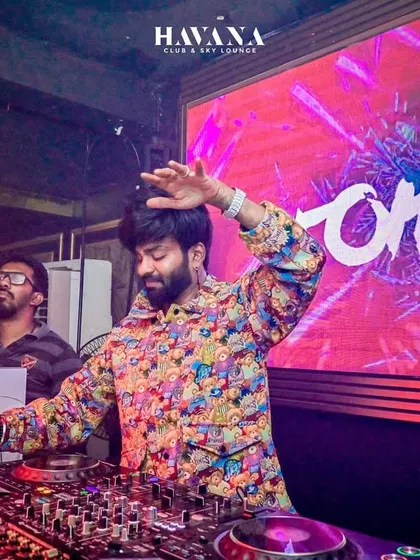 A duplicate shot of me mixing at Havana.