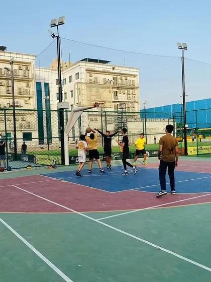 A wide shot of our evening session, with multiple players engaged in a scrimmage.