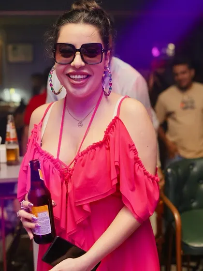 A huge smile and a cold beer. The perfect recipe for a good night.
