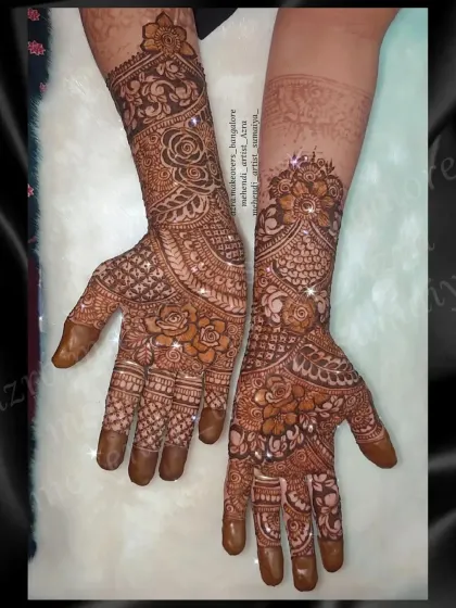 A beautiful non-bridal mehendi design. I offer great discounts, so book your appointment today.