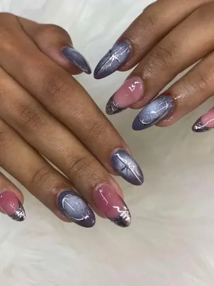 A cat-eye effect in grey and silver, combined with a pink base and silver foil tips for a futuristic look.
