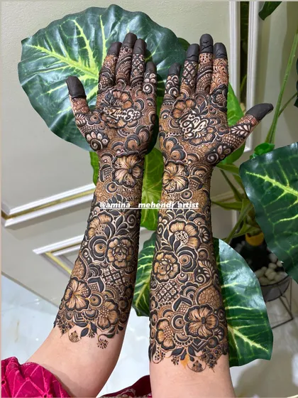 This is an example of my signature full-arm floral mehendi. I love creating dense, intricate patterns with elements like roses, paisleys, and detailed fillers to give you a rich and traditional look for any celebration.