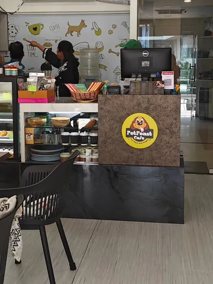 A look inside the Pet Feast Café, where delicious, healthy treats are made for both pets and people. These collaborations are key to building a strong pet-parent network.