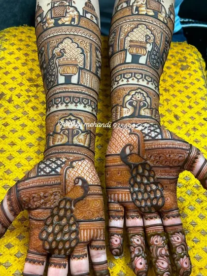 The peacock is a timeless symbol of grace and beauty in Indian weddings. This design showcases detailed peacock motifs on the palms, with elegant patterns extending up the arms.