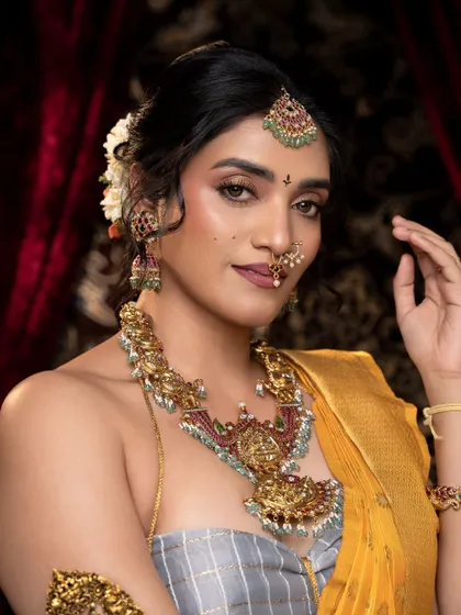 I have a special love for antique jewellery that tells a story. This exquisite Kempu stone necklace set, with its vibrant colors and detailed craftsmanship, is inspired by classic artistry and adds a touch of royal elegance to any outfit.